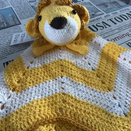 Lion comforter blanket with yellow and white zigzag stripes